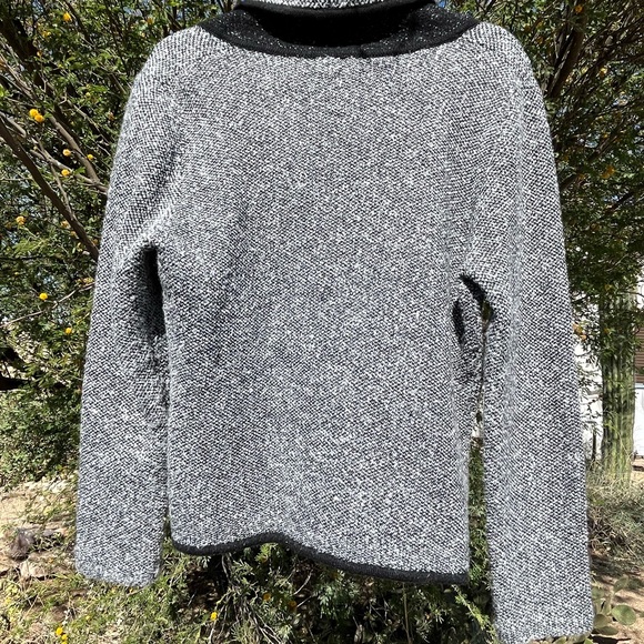 Sweater with embroidered detail - Picture 3 of 11